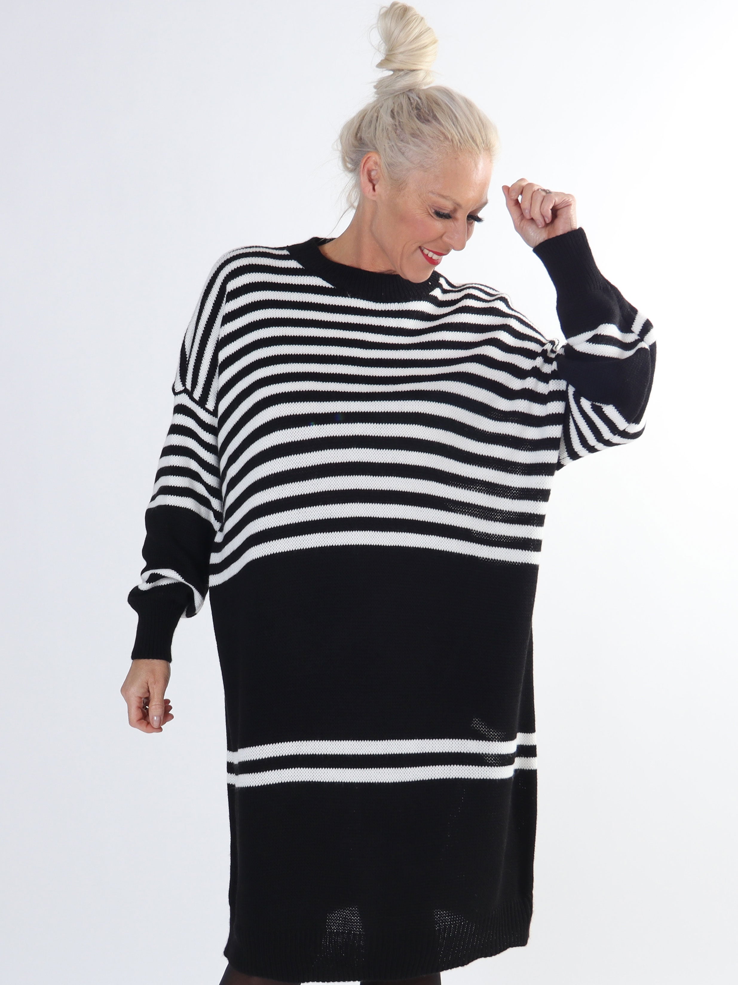 Julietta - Stickad klänning med ränder i stora storlekar